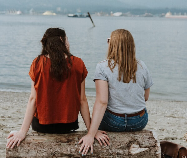 2 femmes regardent la mer