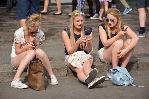 3 femmes regardent telephone
