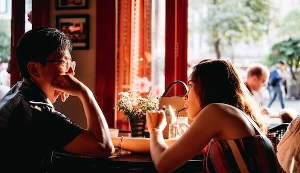 couple dans un cafe