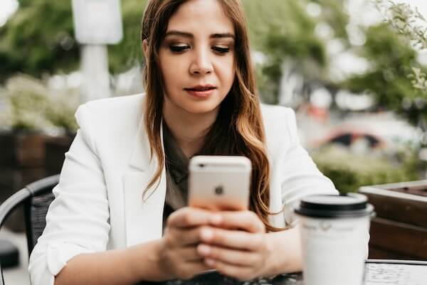 femme avec cafe et smartphone