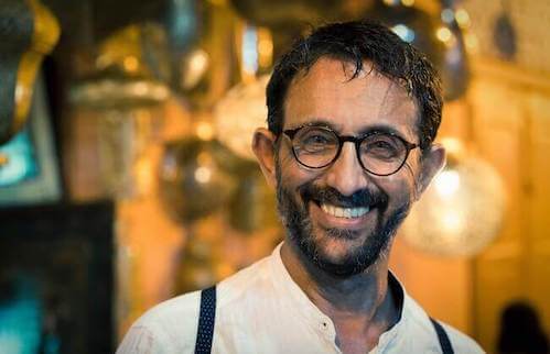 homme souriant