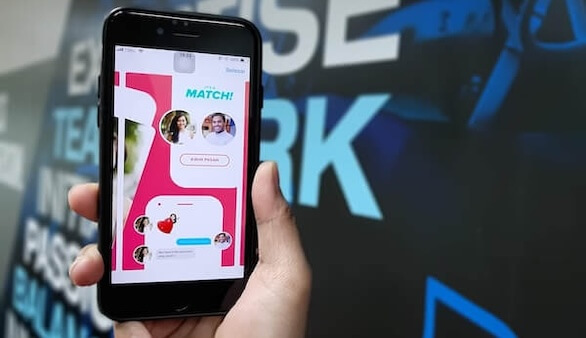 smartphone avec application Tinder 