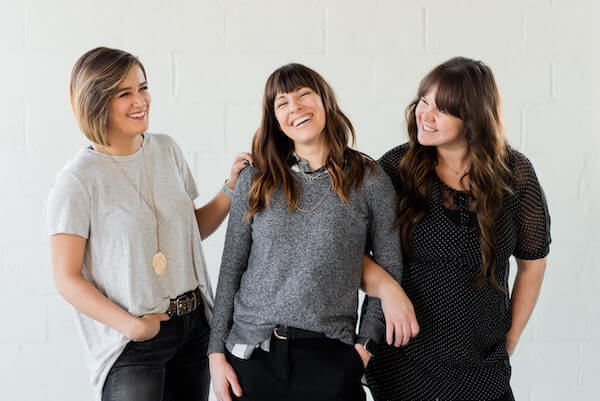 trois femmes qui posent